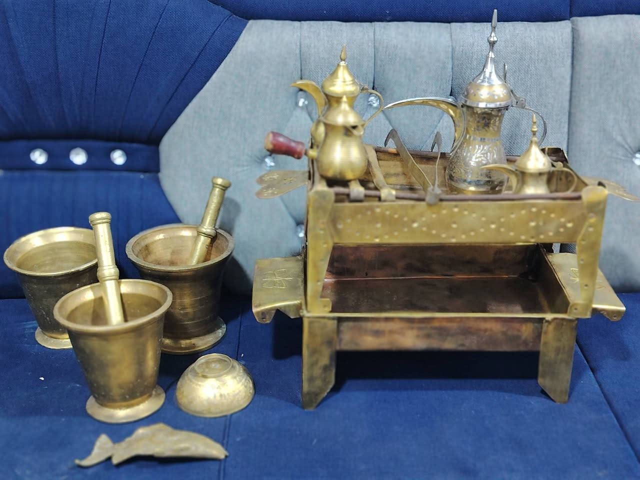 السلام عليكم
عندي 3 هاونات
واحد وزنه 9 كيلوات
واحد 6 ونص
واحد 4 بدون يده
وعندي منقلين وزن الواحد 6 كيلو
و4 دلات وطاسه وسمكه
الوزن الكلي 34 كيلو ابيع شلع ويرهم مفرد 
يعني كلهم بالوزن سعرهم يمسك اكثر من 500 الف
الهاون ابو 9 كيلو ب250 الف
وابو 6 ونص ب200 الف
المنقل مع 4 دلات ب250 الف
الهاون بدون يده ابو 4 كيلو ب100 الف
شرط كله قديم وثقيل
***********
المكان موصل
