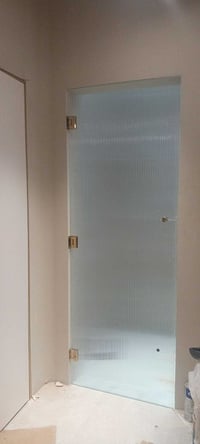 تنفيذ كافة الزجاج السكيورتي وقواطع الحمامات  و الابواب 07763377972