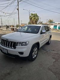 جيب ٢٠١١ فول مواصفات هيمي ٥.٧  كلين بدون صبغ فقط بوارد بسيطة وموجود وي...
