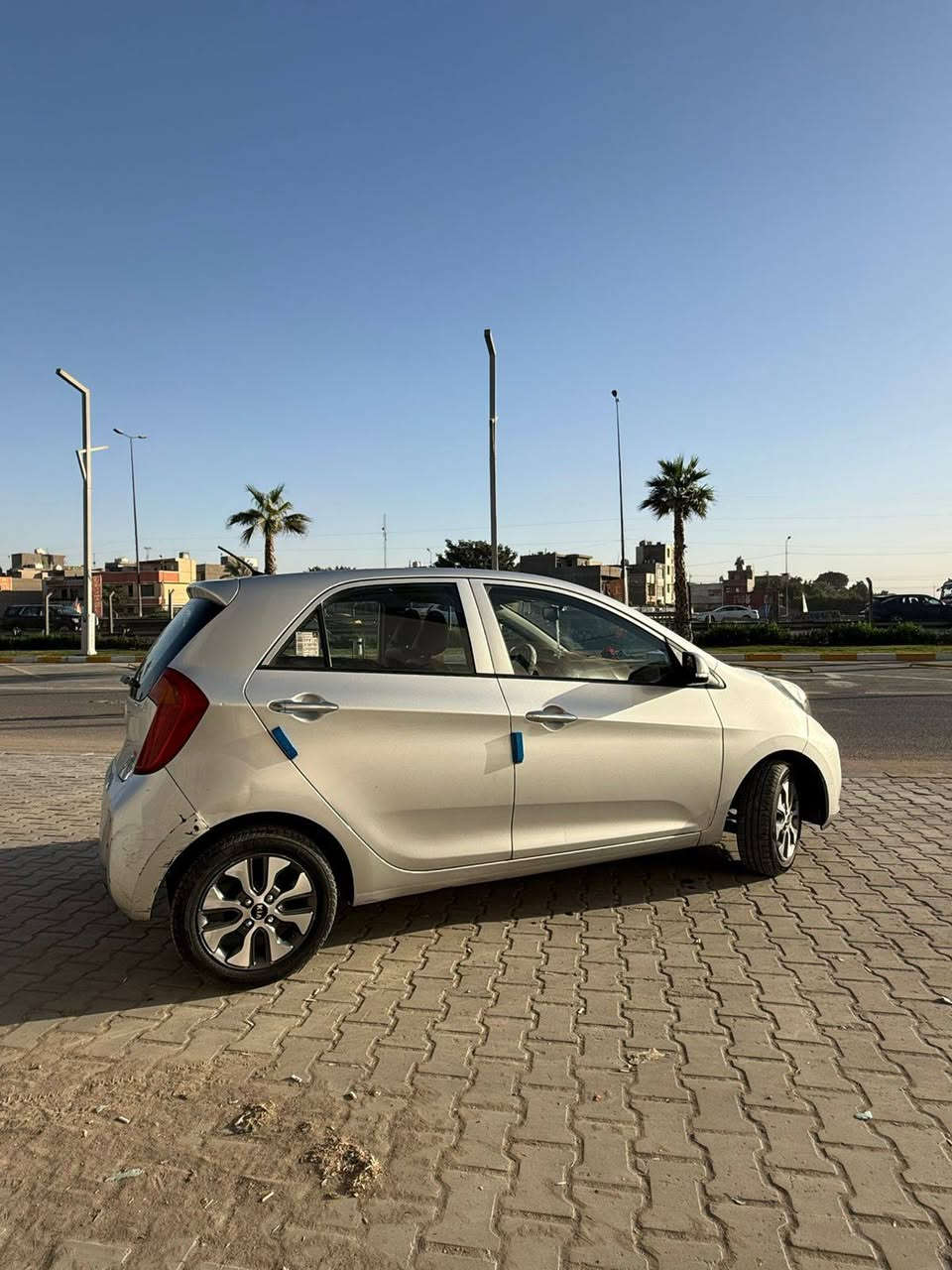 موديل ١٦ بس مواصفات فتحة وتحكمات استيرن وشاشة كلها ماعد البصمة بس بيها طخة بالدعامية ومصلحة بدون صبغ وبيها الجاملغ خلف السايق مصبوغ نصة اي ستفسار اتصال***********
