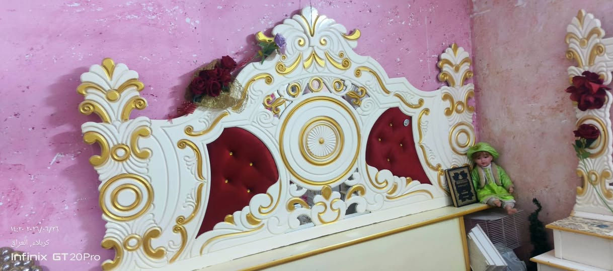 غرفه خشب صاج بلون أبيض لقطع 5 وساب   ***********  فقط لمرايه مكسورة
