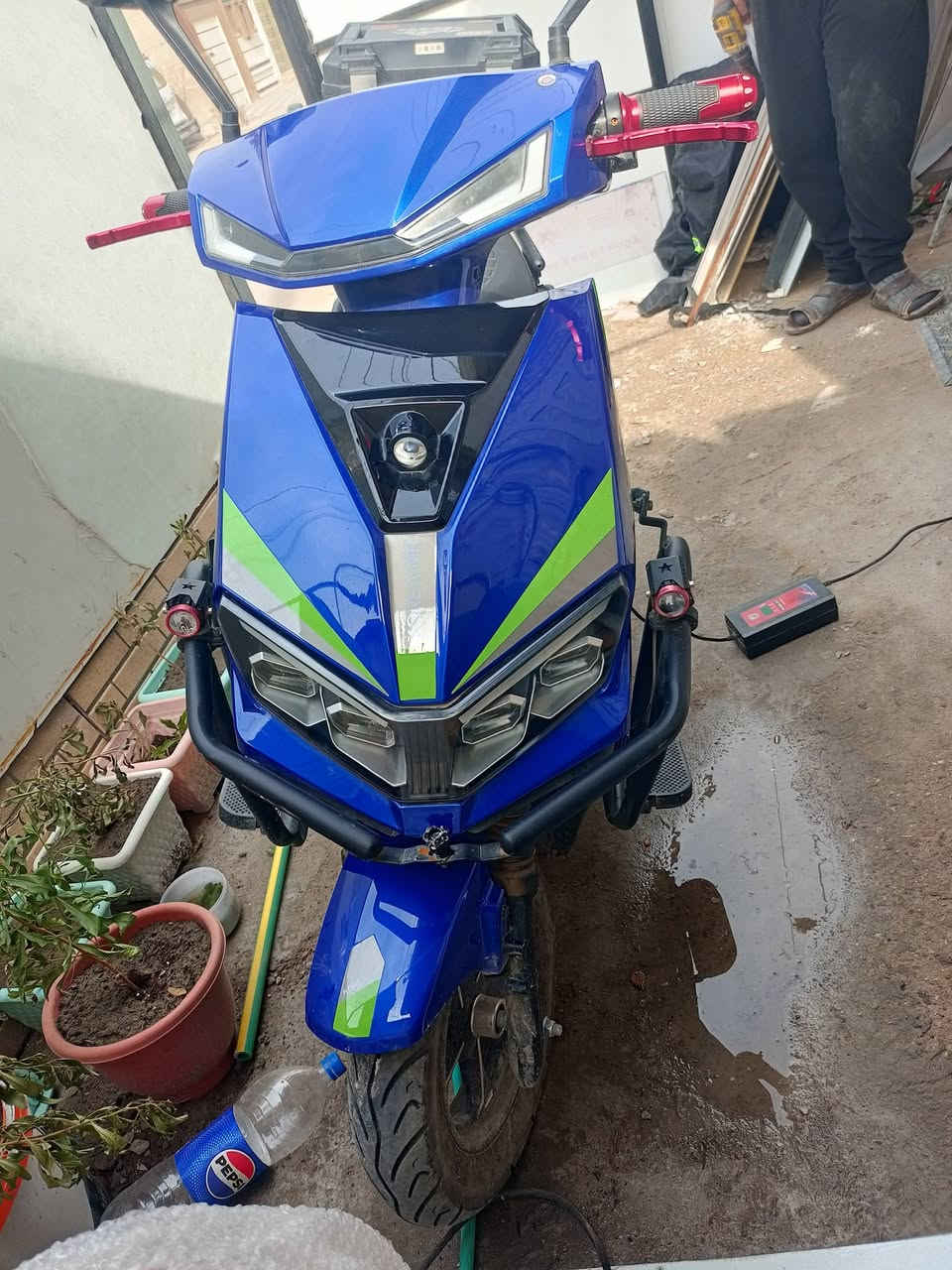 دراجة شحن سكنس
السلام عليكم اخواني يشهد الله مكان ماعندي الهة 

دراجة اخت الجديدة مابيهة شخط
6بطاريات عل فحص 
الملف 2500
كلشي بيها شغال وعلى الوكالة 
سماعات بلوتوث 
بصمتين اسويجين 
نضام بك خلفي 
السعر ٨٥٠ وبيها مجال 
***********بي وات ساب
