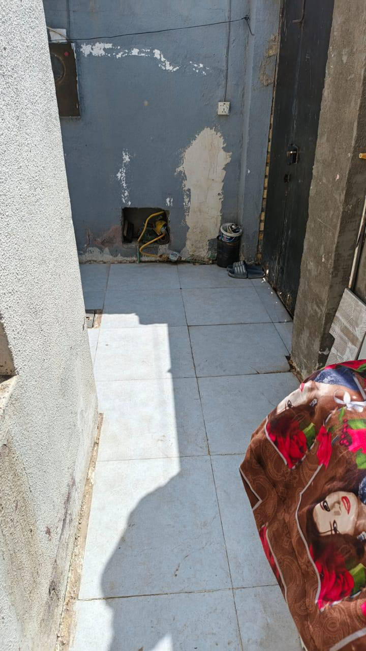 بيت ١٠٠م مربعة البراكية شارع المطار القديم قرب مدرسة الجنائن قريب على الشارع البيت بناء بلوك أساس صب سقف عكادة يحتوي على ثنين حمامات و٢ مشكوفة وصالة وغرفة واستقبال ومطبخ وطارمة البيت صابغينة جديد قبل فترة سعر 28 وبي مجال للشراي طابو زراعي سند 25 هذا رقمي *********** النجف, العراق
