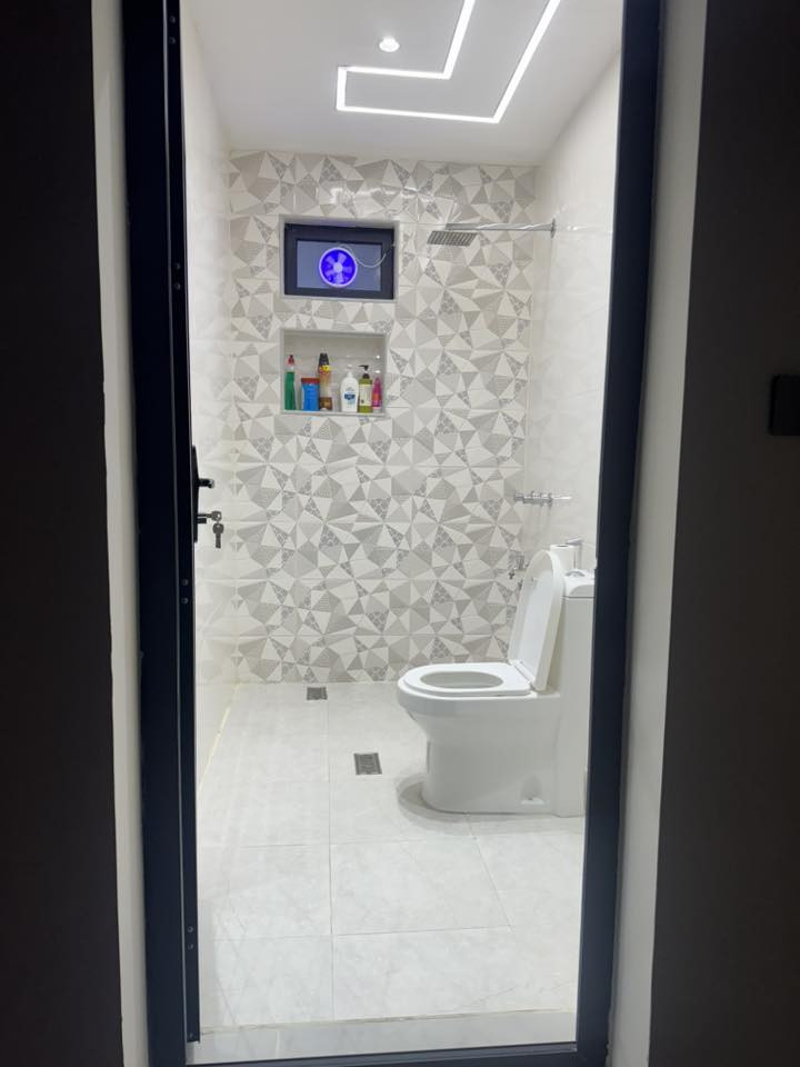 دار للبيع مساحه 100م واجهة 6 وربع نزال 16 طابقين يحتوي البيت على مطبخ استقبال هول غرفه صحيات الطابق الثاني غرفتين  نوم وصحيات بيت بناء جديد المكان البوعيثه  مجمع العدل الاول قرب جامع كامل عبود  للاستفسار ***********
