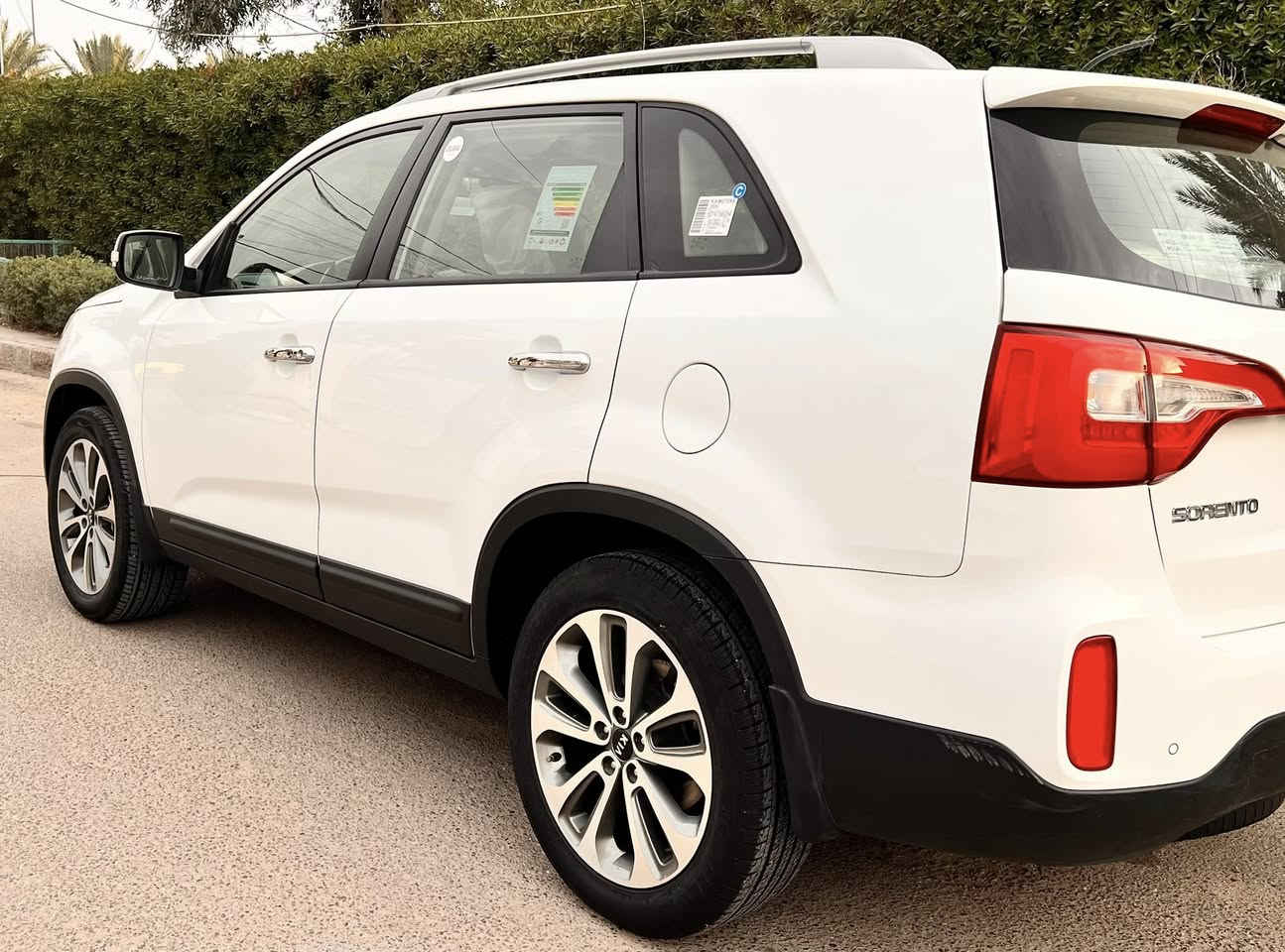 السلام عليكم 
سورنتو 2015 خليجي مكفولة كفاله عامه لا صبغ لا ضربه لا تبديل ولا بارد عده بارد بسيط بلجنطة رقم بغداد الجديد بأسمي ماشيه 130 
مواصفاتها 
بصمة 
كشنات كهرباء 
حساسات امامي خلفي 
نظام ايكو 
محرك 6 سلندر 
7 راكب 
3 قطع تبريد  
وبعد بيها هواي مواصفات 
السياره جاهزة برغي ما بيها نقص من تخم تاير وباتري جديد ودوشمه وحداديه  
السعر 188 ورقة وبيها مجال 
الرقم *********** 
مكانها بغداد
