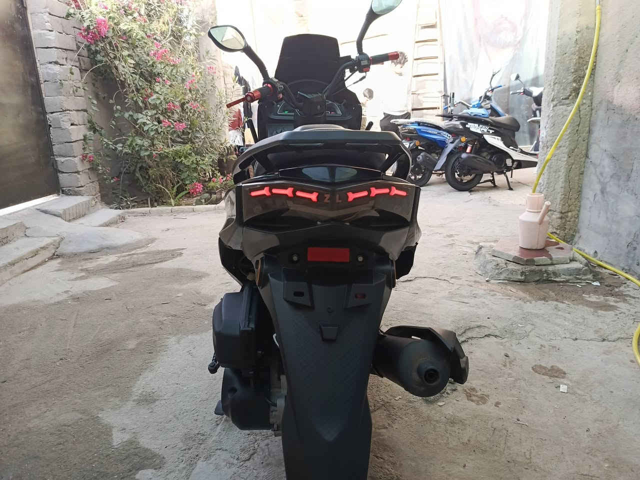 السلام عليكم ورحمة الله وبركاتة
دراجه گوست صيني موديل 2024 كفاله محرك شرط برغي مامفتوح بيها مطلعها على ايدي من المعرض ماشيه 4000 مابيها لاضربه الدراجه حلوه لون اسود ملكي مدرعه 
مكاني ناصريه الأسكان الصناعي 
للاتصال «***********»
السعر 800وبيه مجال بسيط للشراي
