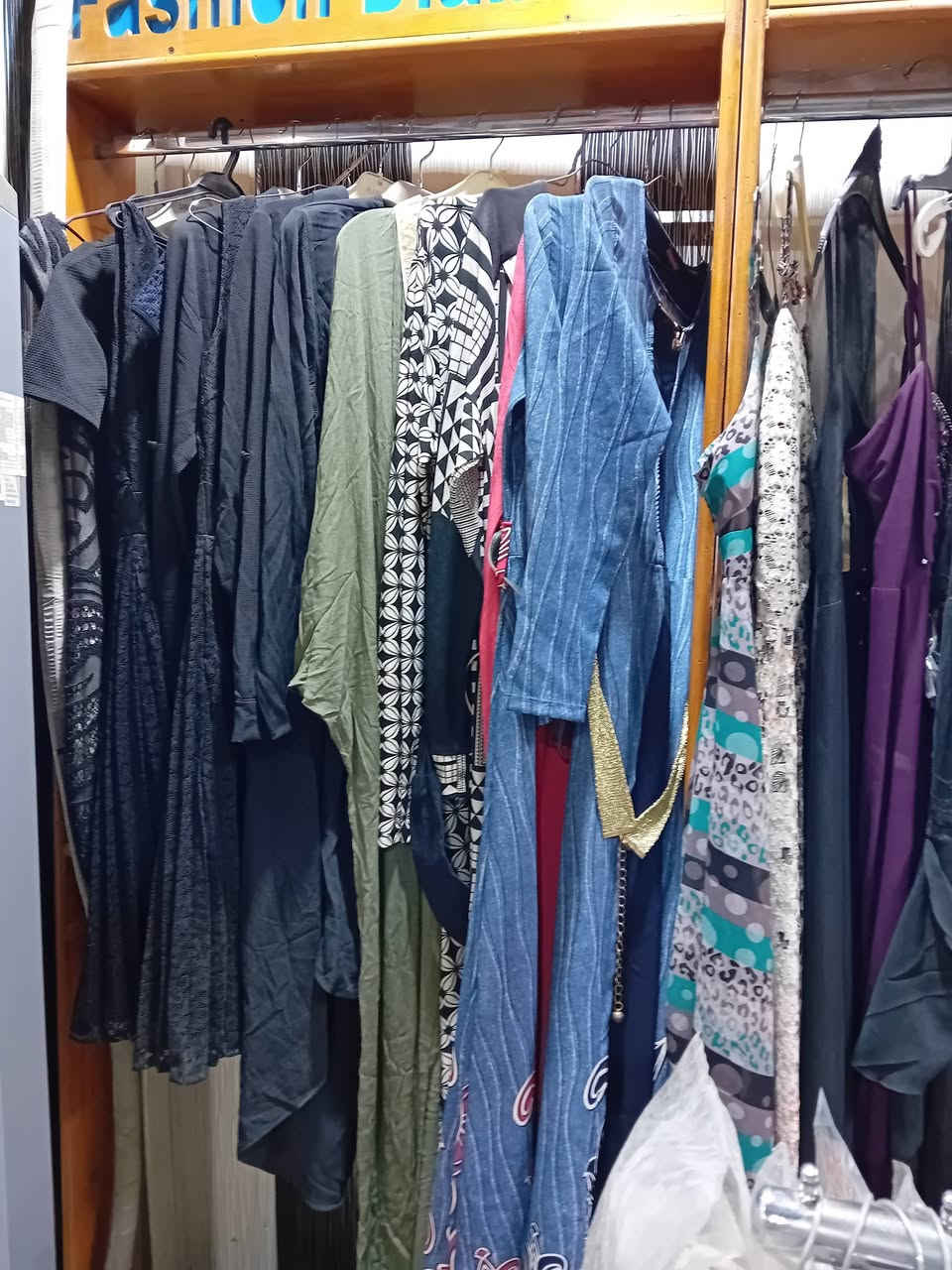 شلعه بيهن ٢٠٠ قطعه ٥٠ شتائي والباقي صيفي على ٤ الف رقم الهاتف ***********
