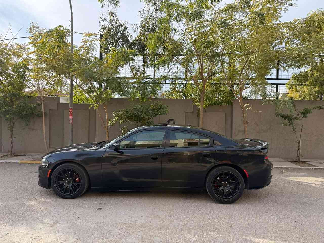 سلام عليكم دوج جارجر 2016 sxt plus فول مواصفات 1/1 (وارد كندي كلين تايتل) ماشيه 75 الف فقط للبيع مواصفات السياره فتحه بصمه مكينه (3600 المرغوب ) داخل جلد بلادي شاشه كبيره كشنات تبريد + تدفئه كشنات خلفيه تدفئه خزن ميموري  وياها بصمات 2 وباقي المواصفات المعروفه سياره مكفوله من صبغ والتبديل والمكينه والكير والشاصي بس بيها مكانين بارد جداً بسيطات بدون تكحيل ولا صبغ فقط السياره عنواني بغداد السعر215$$ للأستفسار*********** علماً سياره ب اسمي تحويل ثاني يوم
