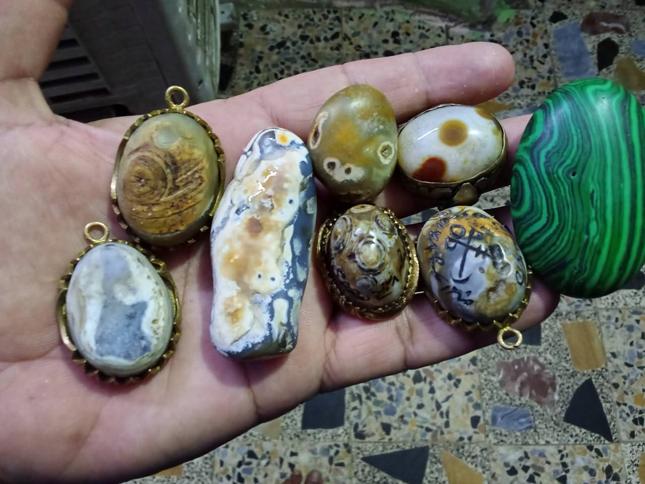 للبيع 8قطع 5نحاس وثلاث حجرات سر100الف تصال ***********
