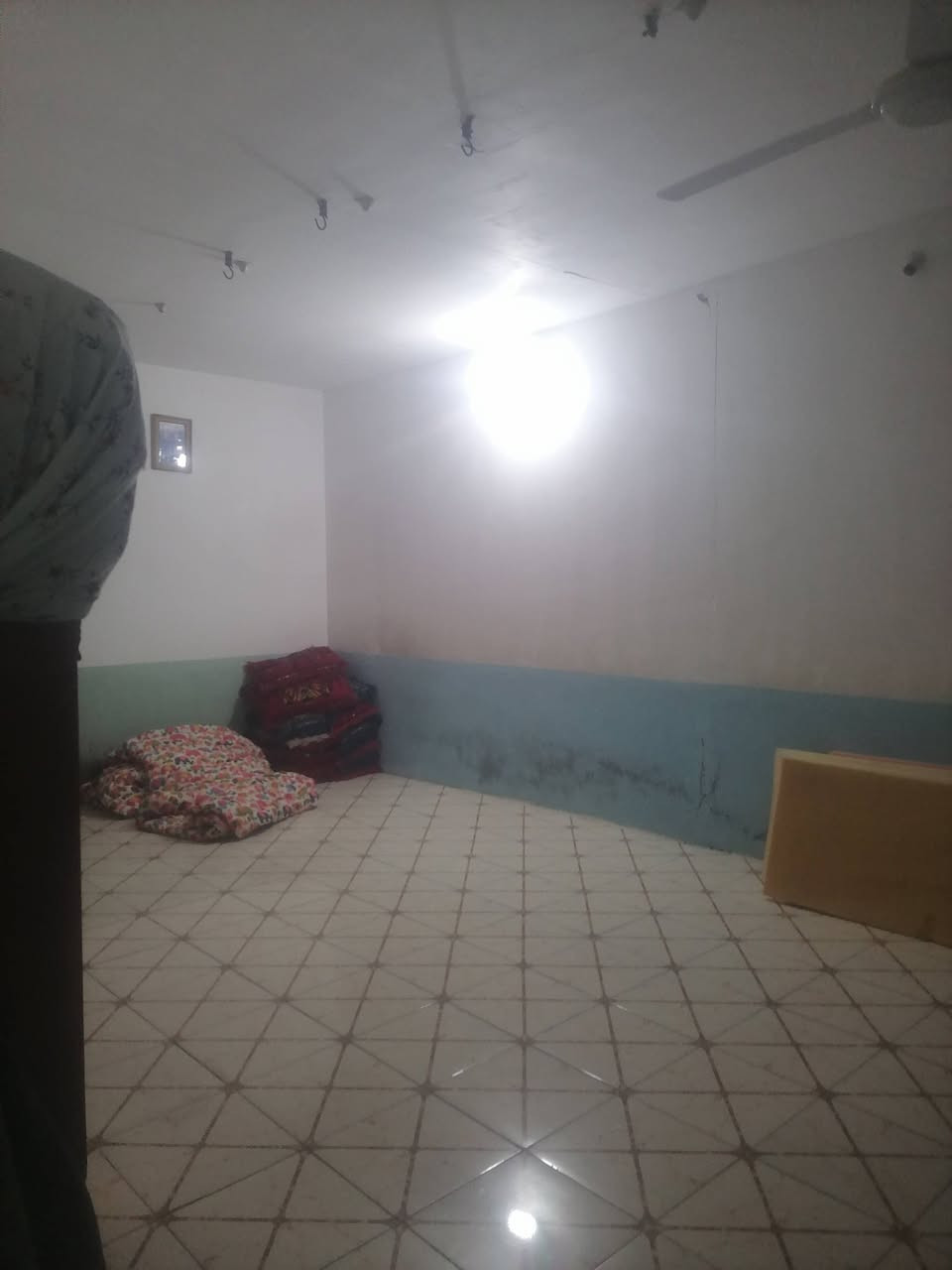 سلام عليكم ورحمة الله وبركاته بيت للبيع في البراكيه شارع المعمل منطقه سيد موسئ نهايه التبليط الينزل بصف البانزين خانه مساحه 200متر غرفه وصاله ومطبخ وستقبال وحمامات داخليه وخارجيه ومكان غرفه مامبنيه بس اساس البيت عكاده مرتب ونضيف ارضيه سيراميك وبي سقيفه ع الحوش شارعه 8متر كهرباء خطين السطح مسوي يولزكام التصال ***********
