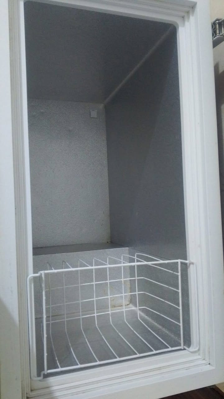 السلام عليكم مجمده للبيع ماداخله تصليح  شرط الفحص السعر 250 وبيه مجال للاستفسار الاتصال على هذا الرقم *********** العنوان العماره مركز المدينه
