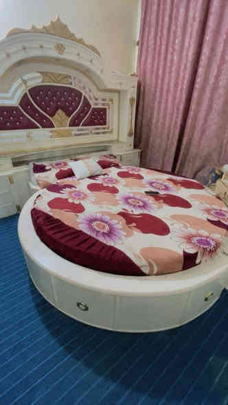 غرفة نجارة ملكية ضخمة للبيع 
مستعملة سنتين فقط ونضيفة جداً 
السعر مليونين 
امسويها تسگام خمس ملايين 
العنوان بابل 
(بيت مو معرض) 
***********
