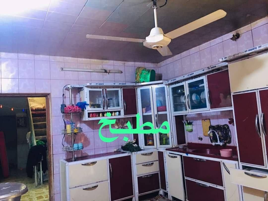 سلام عليكم يتوفر بيت للبيع طابو صرف مساحه 240 متر طابقين الطابق الأول يحتوي على صحيات غرفتين وصالة واستقبال و مطبخ الطابق الثاني يحتوي على صاله و غرفتين و صحيات المكان حي اريدو الفرع مقابل مجمع راهب ال محمد و المشتل وملعب الخماسي جوه بلفرع سعر ٣٢٥ مليون لتواصل عبر الرقم التالي *********** او على الرقم الثاني ***********
