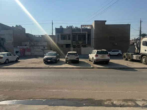 بيت 100 متر مربع ملك عقاري صرف
النزال 25 الواجهة 4
يتكون من
الطابق الاول يحتوي على كراج سيارة وصالة ومطبخ وترك وحمام وغرفة نوم
الطابق الثاني يحتوي على بلكونة وغرفتين نوم وحمام 
الطابق الثالث سطحين وبيتونه

ملاحظات عن مواد البناء 
المطبخ سيراميك اسبناني 
الحمام في الطابق الارضي يحتوي على قاطع زجاجي يفصله عن المرافق الغربي + الحائط سيراميك 
الحمام في الطابق الاول يحتوي مرافق غربي مع تاسيس كامل للغسالة + الحائط سيرامك 

الاستقبال مغلف بورق جدران ذات مظهر جميل 
الغرفة الاخيرة في الطابق الارضي مغلف ب شي بودر ذات مظهر جميل 

سنة البناء 2017

موقعة متميز جداً في شارع عرضة 40 متر وعرض الرصيف الواحد 5 امتار ويحتوي الشارع على جزرة وسطية لركن السيارات
المكان بغداد حي الشعب شارع ماركت الساعدي
قرب مدرسة عمر المختار
*********** محمد السراي 
مكتب ابراهيم السراجي للعقار
