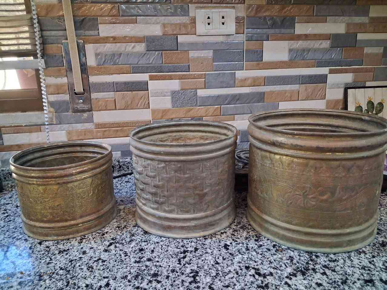 ثلاث جاوير نحاس أحمر أصلي ✨
قطع ديكورية مميزة تصلح للديكورات الداخلية والخارجية، شبابيك المنازل والشرفات 🏡
أحجام كبيرة بقطر من 26 سم حتى 20 سم
شغل جميل ولمعة مميزة تضيف طابع تراثي وفخم 👌
السعر مناسب جداً مع توفر خدمة التوصيل 🚚


**إذا كنت صاحب هذا الإعلان وتريد حذفه لأي سبب، رجاءا أرسل رسالة إلى الدعم الفني**