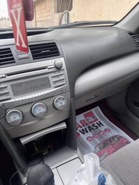 كامري ٢٠١٠ وارد امريكي حادثها باب الصدر مبدل فقط ماشية٩٧ الف كيلو حقيق...