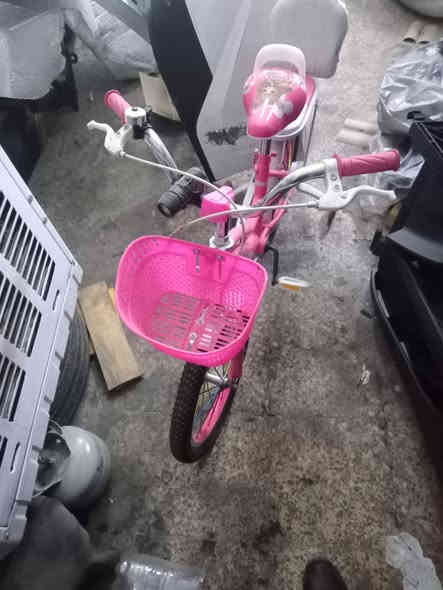 السلام وعليكم عندي بايسكل للبيع نضيف حجم 16 السعر خابر على الرقم ***********
