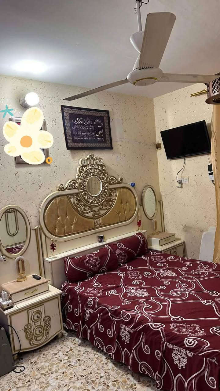 السلام عليكم يوجد بيت للبيع مساحة 110 م
جسر ديالى شارع تويثة يحتوي على طابقين 
الأول يحتوي على أستقبال+ صالة+ مطبخ +
غرفة + حمام+ تواليت عدد2 
الطابق الثاني غرف نوم عدد 3 + حمام 
الطابق الثالث بيتونة+ سطح 
للأستفسار *********** 
علما يوجد درج خارجي للطابق الثاني
