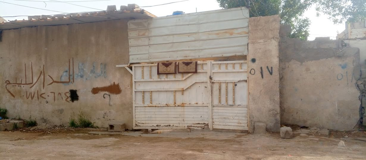 سلام عليكم بيت تجاوز للبيع زعفرانية شارع الكهرباء يم مكوة الأمير بل حواسم البيت مكون من غرفة وستقبال ومطبخ وحمام وطرمة وحديقة زغيرة وترك ومخزن البيت مساحتة 125 وسعر مناسب اي ستفسار هذا رقمي ***********بي واتساب وموجود فيس
