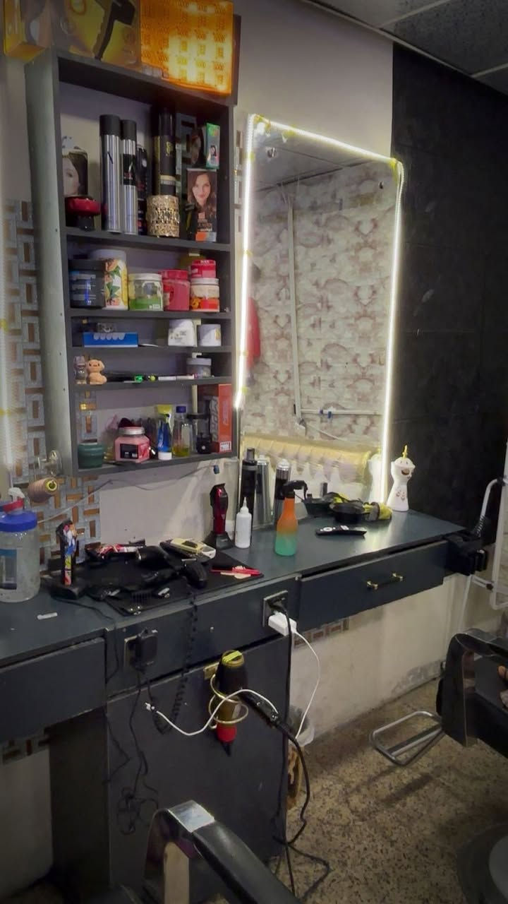 ميز ومرايات لبيع 150الف بغداد السعدون قرب مركز السعدون ***********
