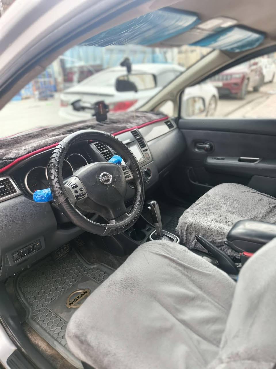 سلام عليكم نيسان فيرسا  محرك ٢٠٠٠لبيع فوول واحد على واحد سياره مال بيت جديده طك بسمي تبريد ثلج سياره بصمه اشاير بل مري السياره حزام رش وبيها قطعتين سياره تخبل بس البگ لايت الي ورئ مكسور ممبين بل صوره محرك وگير خير من الله مكانها صلاح الدين تكريت 
***********
السعر 73 وبيها مجال حگ الجيه
