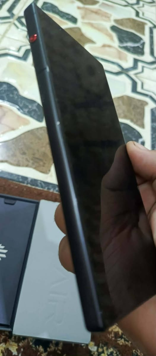 ريدماجك 10اير
ذاكره 256
120Hz
120فربم 
معالج سناب دراكون 8جين 3
شحن سريع 80واط 
جهاز نظيف مكفول استخدام قليل 
سعر 640 وبي مجال 
كوت انوار ***********
