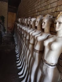 عندي بضاعه والرفوف وبلكانات ومشبج بغداد المعالف سوق التراث ٠٧٧٣٢٧٣١٨٢٥...