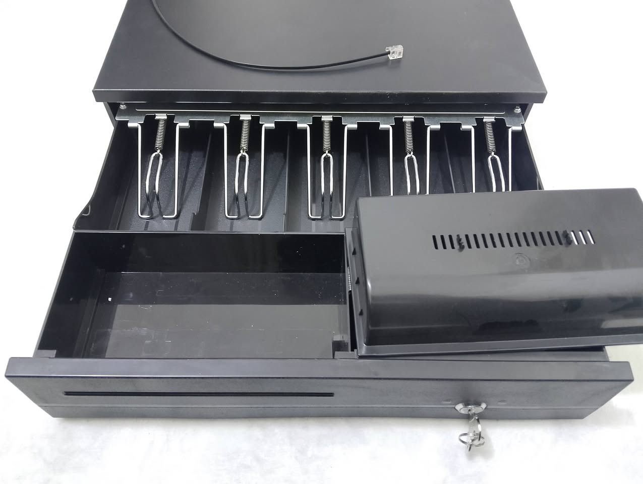 للبيع للبيع دُرج كاشير (أو دُرج نقود - Cash Drawer) الخاص بأنظمة الكاشير والنقاط الشرائية (POS)
يستخدم الكاشير  هذا الدرج لتنظيم وحفظ الفلوس والعملات المعدنية أو الصكوك في المحلات، السوبرماركتات، المطاعم، والمحلات التجارية.
يوجد فيه سلك توصيل (RJ11) يربط مباشر بطابعة الفواتير (Receipt Printer) أو بنظام الكاشير، حتى يفتح الدرج تلقائياً أول ما تطبع الفاتورة أو تتم عملية البيع، وممكن أيضاً فتحه يدوياً بالمفتاح. السعر 30000 التواصل واتساب ،(***********)

