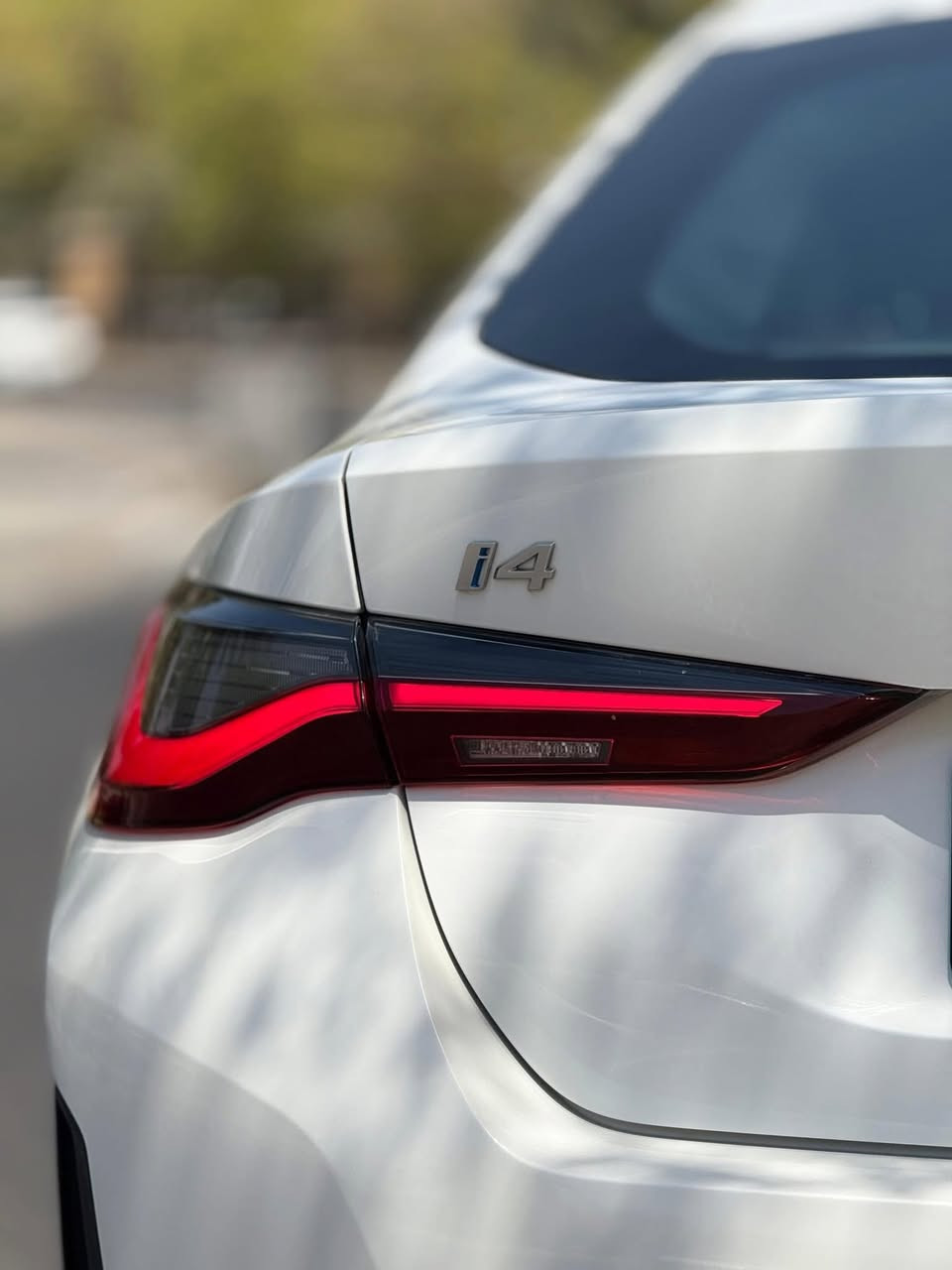 السلام عليكم 
بي ام دبليو BMW i4 Edrive40 2023
كهرباء بالكامل
المواصفات:
  
 بطارية 84 كيلو واط  (الشحنة تمشي 400-500 كيلومتر)
بانوراما
لايتات امامية متحركة عدسة Adaptive laser led 
حساسات امامية وخلفية 
رادات جانبية وامامية
كاميرا  خلفية 
توقف ذاتي 
تنبيه اصدام للمركبات وللاشخاص
محدد ومثبت سرعة + تنبيه الخروج من المسار
نظام الترفيه idrive 8 احدث نظام 
ممكن عرض خريطة ويز على الشاشة الاماميه (امام السائق)
المسافة المقطوعة 27,000 ميل 
مقاعد كهرباء + تسخين مقاعد + تسخين مقود قيادة
اوامر صوتيه في النظام الترفيهي 
السرعة من 0-100 خلال 5 ثواني 
حادث السيارة : الجاملغ الخلفي فقط
بدون ايرباك (ايرباكات سليمة )
السيارة جديدة جداً ونظيفة ومناقصها اي شي 
السعر 31,000$ بيها مجال  
مكان السيارة اربيل / موصل 
رقم الهاتف ***********
