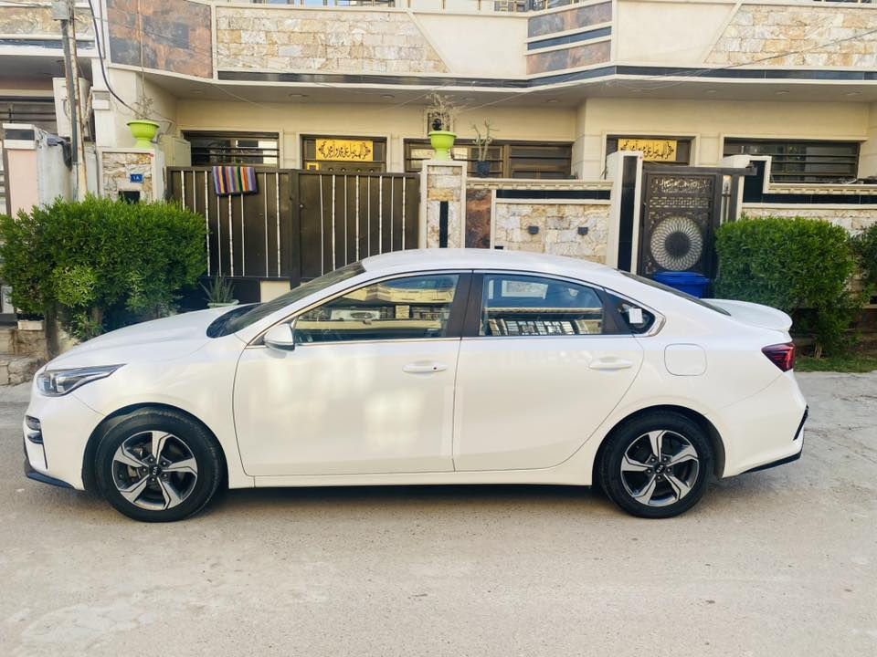 للبيع سيراتو خليجي  ٢٠١٩ رقم بغداد انكليزي سنوية جديدة بأسمي ماشية ٨٦ كم محرك ١٦٠٠ كير AT المرغوب ،، السيارة مكفولة من الصبغ بيهة فقط بارد بسيط وتكحيل .. كير ومحرك وتبريد مكفولات ..
المواصفات :- 
* بصمة تشغيل وابواب 
* تشغيل عن بعد 
* مري شفط واشاير بالمري 
* حساسات امامية وخلفية 
* مود درايف ايكو وسبورت وعادي 
* فول تحكم استيرن 
السعر ١٥٢ ورقة بيه مجال بسيط 
مكان السيارة بغداد/ الكرخ 
للاستفسار اكثر اتصل ع ***********
