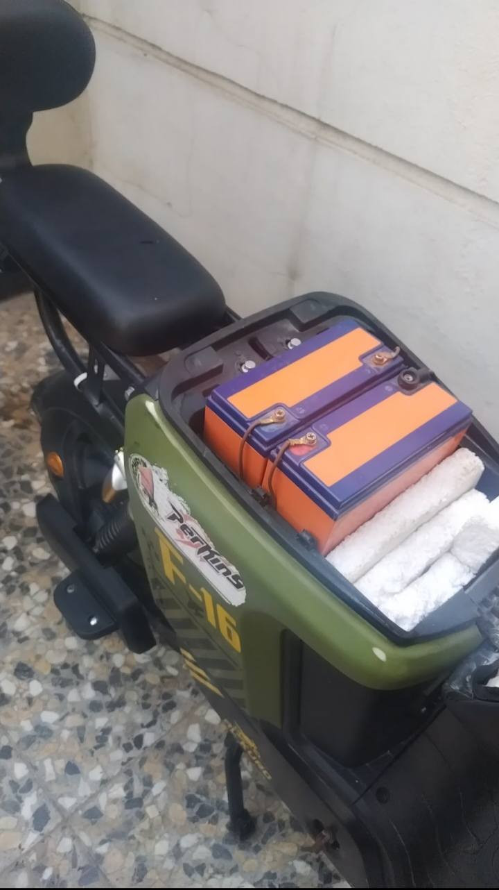 السلام عليكم دراجه شحن F16
دراجه نضيفه وكامله مابيه اي نقص 
5 بطاريات كبار الاصلي
وياه شاحنه الاصليه مالته وبصمه وسويج 
 كهربائيات شغاله بيه نضام Pبارك ونضام R بك
لايت زنون ثلجي عالي ناصي مري اصلي 
تايرات جدد الدراجه نضيفه جدا والنضافه امامكم

السعر 350 الف 
العنوان بغداد الامين 
رقم الهاتف *********** موجود واتساب
