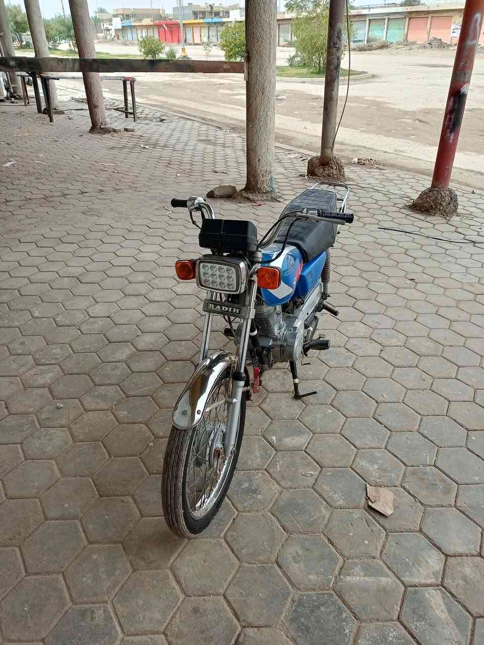 السلام عليكم شباب دراجه للبيع موديل 2014 نضيفه خير من الله احلى من البصوره الكهربائيات شغاله مكاني واسط الصويره السعر400وبيها مجال لطيبين ***********
