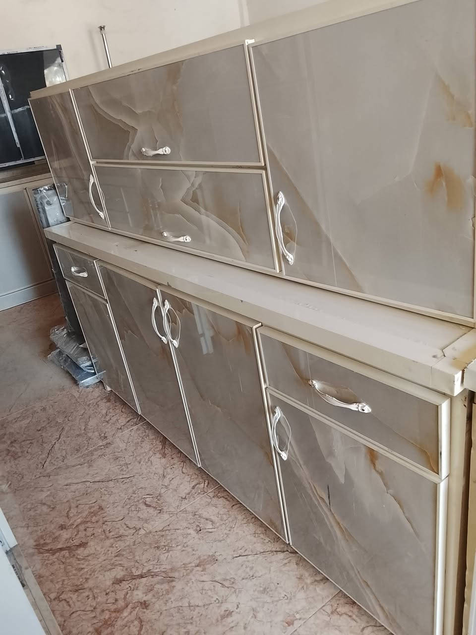 وصلتنا مجموعه من الكاونترات الباله مختلف القياسات ثلاث قطع سنك مرمر مجمع الامير الآثاث المستعمل العزيزيه شارع الجديد مقابل المسبح. ***********/***********
