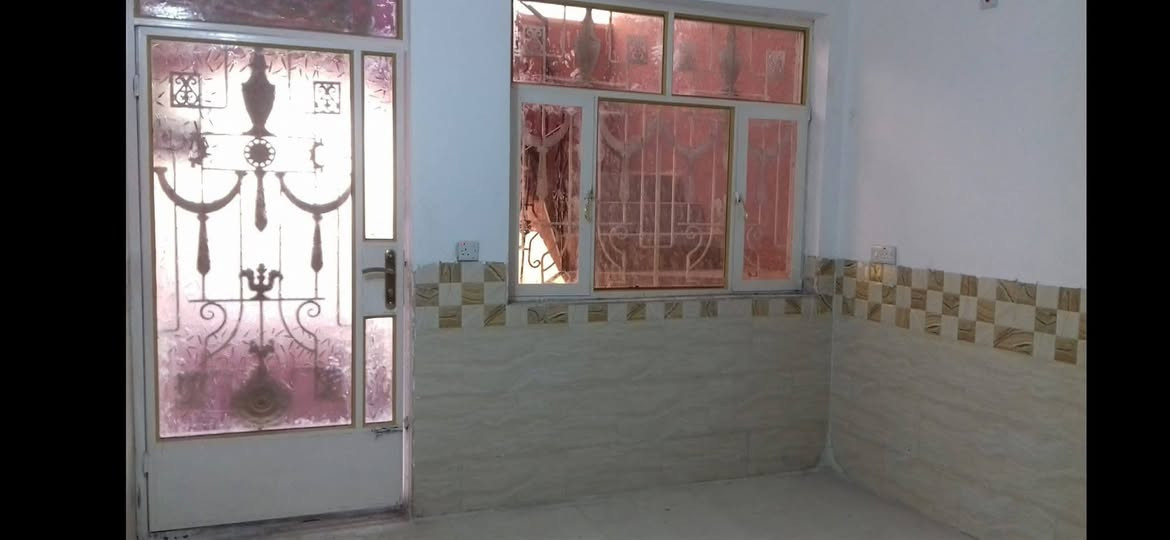 السلام عليكم ...
من رخصة الادمن....    
 عمارة سكنيه ( عوائل صغيرة فقط ) مؤلفة من ( ثلاث شقق ارضي و اول و ثاني ) ..

الشقة في الطابق( الارضي الاخير ..الثاني ) للايجار ...(خالية من الاثااااث)

(لبناية جميع شققها متشابهات ) ..
 بناء حديث و موقع مميز.. تحتوي ع غرفة نوم واستقبال ومطبخ و منور وخدمات و يكون خزان الماء وميزانية الكهرباء معزول عن باقي الشقق وتحتوي ع مضخة ماء بوستر ... 

تقع في منطقة العطيفية / الشالجية مجاور نادي الزوراء الرياضي..بداية المظرب..شارع تبليط ومقرنص ..دور موظفي السكك الجديدة ...  قرب اسواق الشالجية ...(الزبيدي سابقااا)  ..
ملاحظه . حاليا الشقة جاهزه للسكن ... وما تحتاج مصرف نهائياااا ...
بسعر ٥٢٥ الف (خالية من الاثااااث) .... للاستفسار ع الرقم ***********  
***********.
للعوائل الصغيرة  فقط ...... وبدون دلالية..
