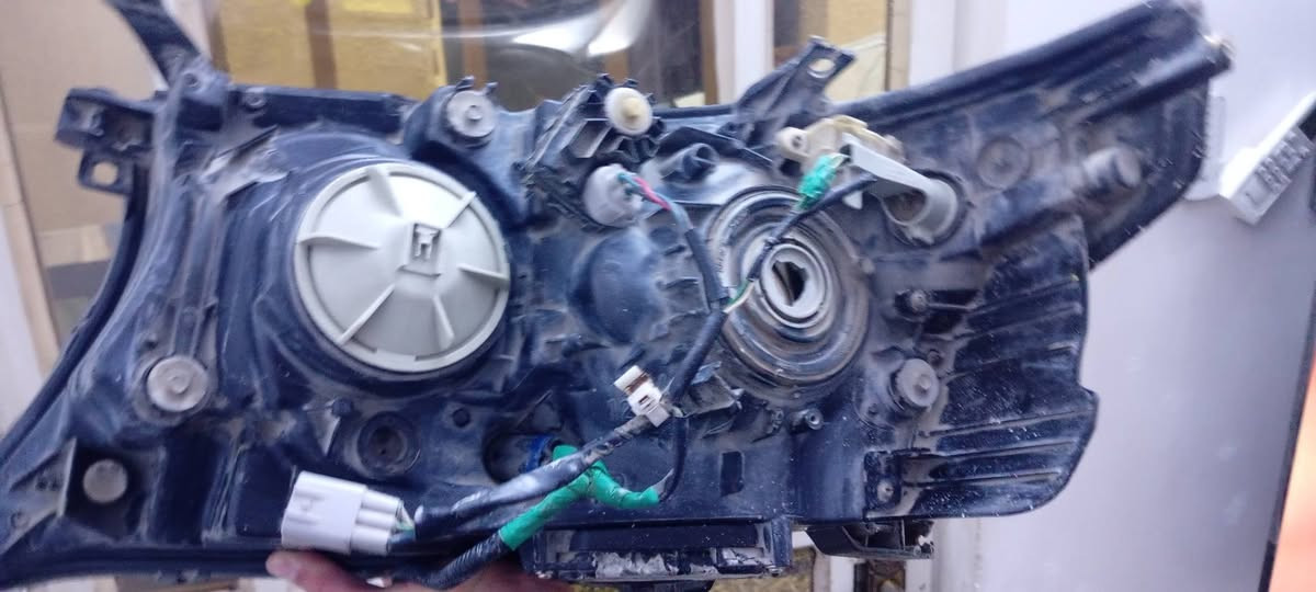 السلام عليكم
لايتات لاندكروز اصلي ياباني 2010
ب210$ 
***********
