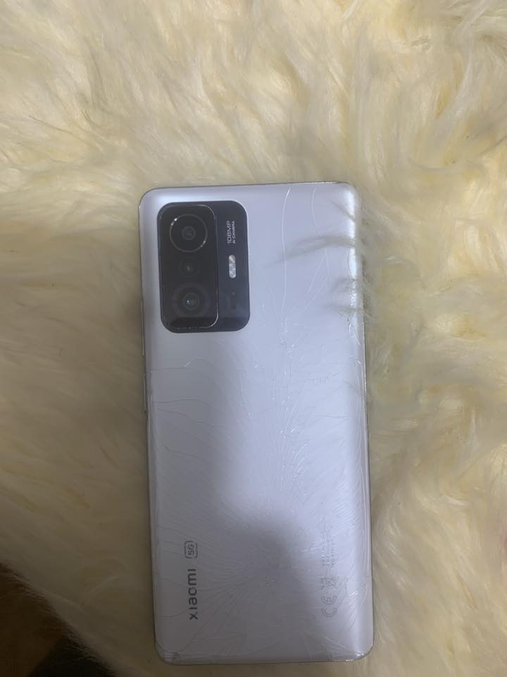 شومي مي 11 تي برو  جهاز نضيف بس ضهر مكسور مابدل بي شي معروفه مواصفاته سعر 185 وبي مجال مكانه النجف  *********** بي واتساب
