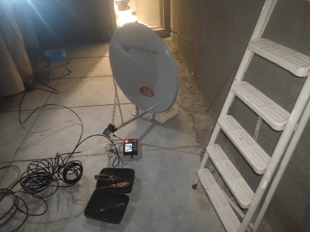 تنصيب الستلايت 
تثبيت البلازمه 
وبعث القنوات 
                    ***********
