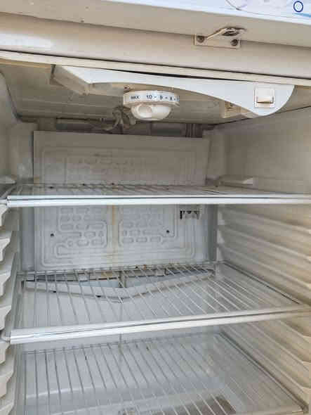 ثلاجه تفاحه نظيفه ما مفتوحه سعر١٢٥ رقم الهاتف ***********
