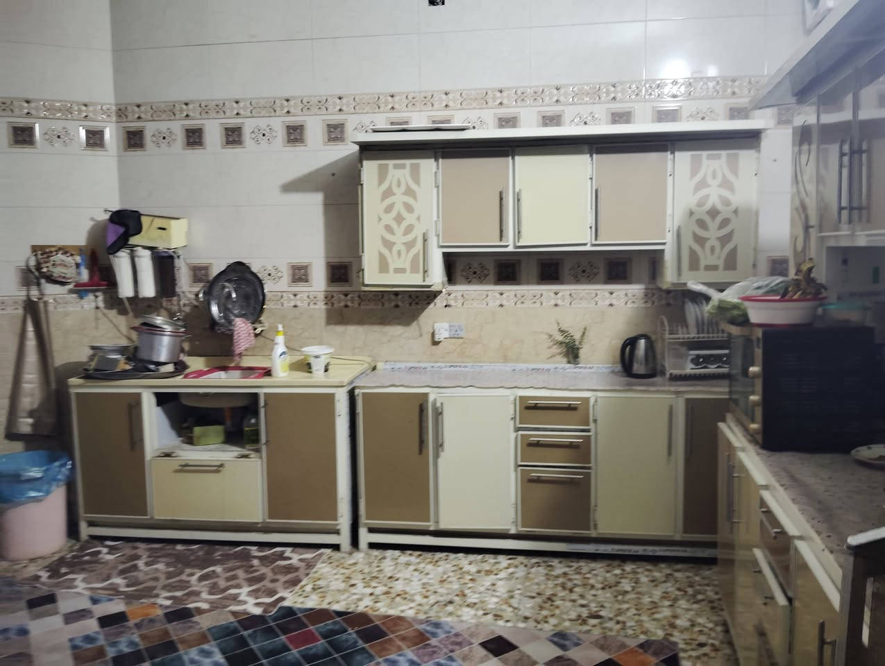 الدار للبيع المساحة ٢٠٠م طابق واحد غرفتين صالة مطبخ كليدور مجمع صحيات كراج حديقة حي الصحة زراعي سند 25 عرض الشارع 9م يبعد عن شارع الكورنيش 50م السعر 260 للاستفسار ***********
