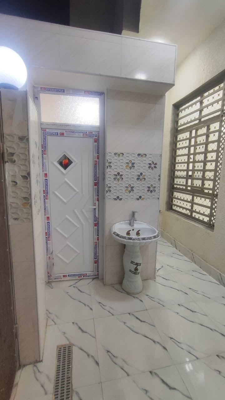 دار للبيع المساحه 100 متر بناء درجه اولى وحديث حي الغدير قرب مدرسه الفرح رقم الهاتف ***********
