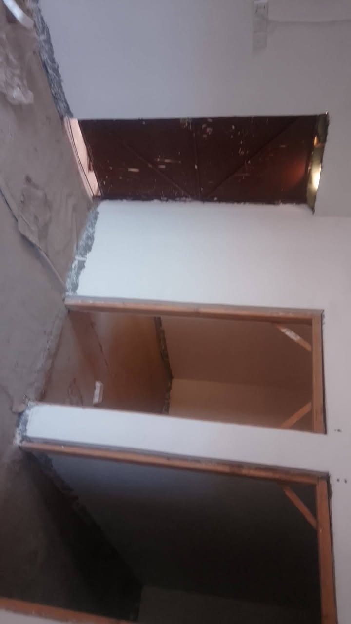 بيت مساحه 180متر بحي الحكيم نزله زرزور قرب المدرسة ثالث بيت عن الركن 
غرفتين وهول ومطبخ وستقبال ومنور وصحيات داخليه وخارجيه وطرمه السقف سندويج الرضيه صب مسجل بلديه مرقم
السعر 19 بيه مجال 
الستفسار ***********
