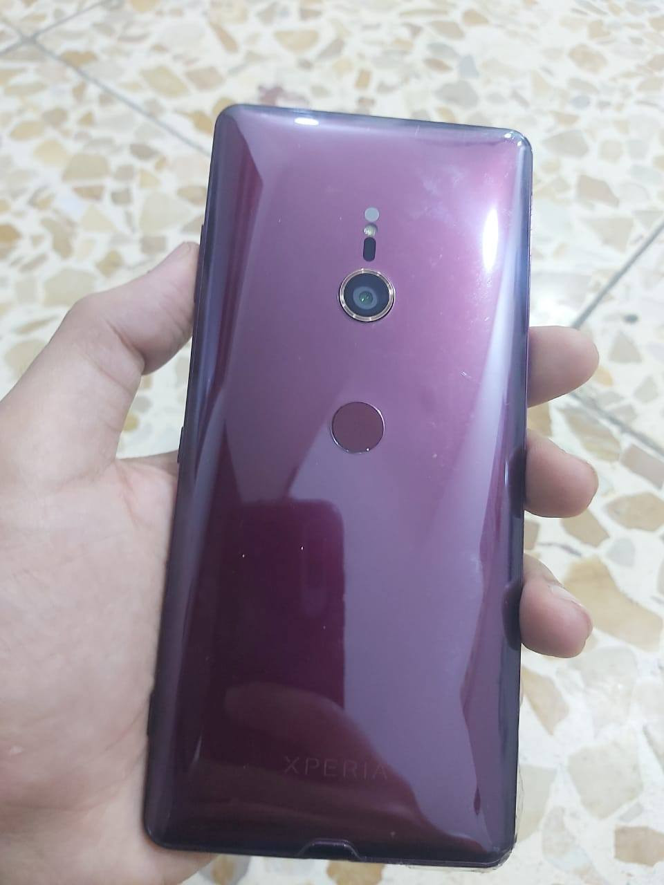 سوني XZ3 جهاز غني عن التعريف بي ضربة خفيفة بالحافة مال الشاشة وخط مثل ما موضح بالصور وما مأثر على اللمس والشريحة مقفولة من اليابان والباقي كفالة سعره 50 ألف 
متوفر واتس آب ***********
