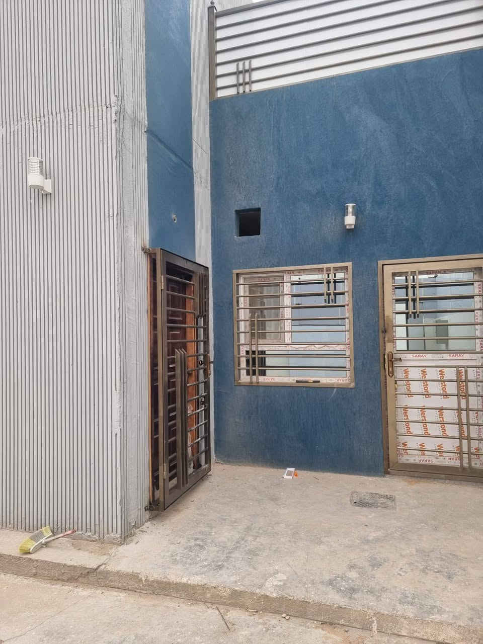 دار للبيع في مجمع قريه الغدير الثانيه مساحه 150 متر طابقين مرحله اولى بي محجر وكتائب دار زيرو غير مسكون يباع نقدا 
للتواصل والاستفسار ــ مكتب النخيل للعقار 
***********
***********
