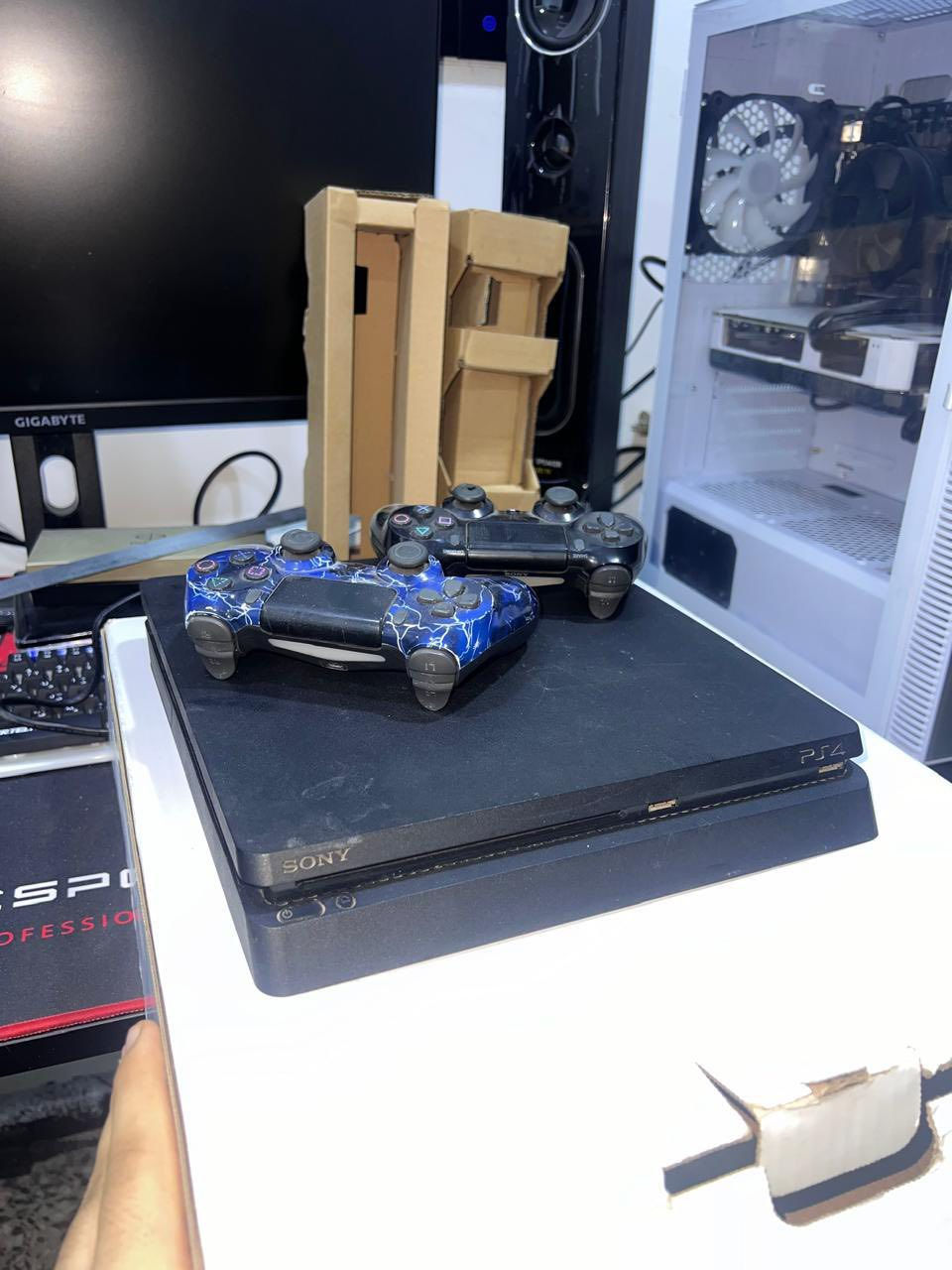 السلام عليكم بلي PS4 اسلم 
(اونلاين) نظام 13.4
ذاكر 500
الجهاز لوك ستيكر ما مصلح ولا مفتوح ابدا الجهاز كلش جديد 
ويا يدتين 
وقرصين
سعر الجهاز 250 الف 
مكاني بغداد الكرادة
***********
واتساب موجود
