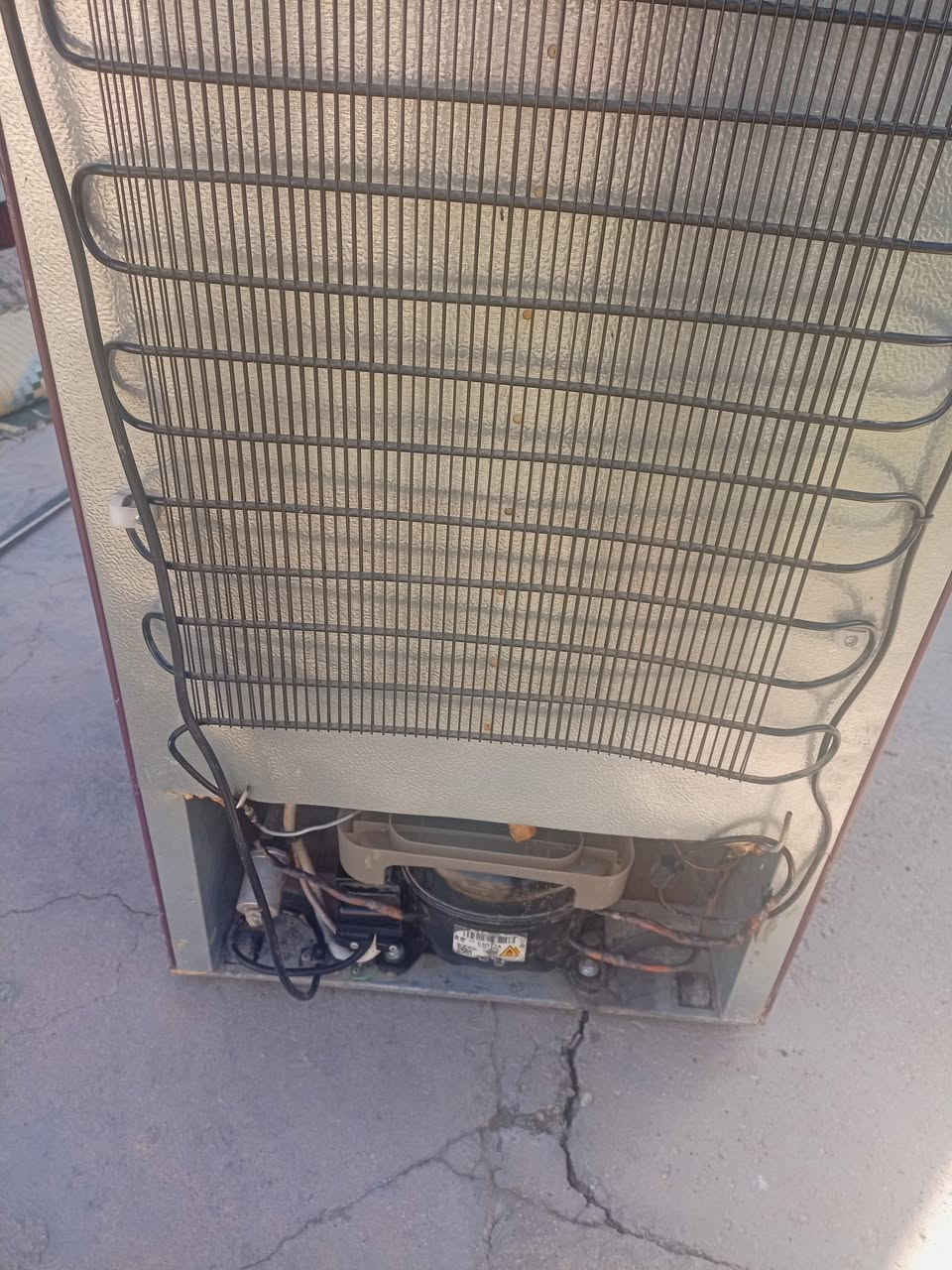 السلام عليكم متاح ثلاجةتسعة قدم نضافة 90بامية استعمال قليل المكان القائم السعر 175وبي مجال والشراي يتفضل ***********
