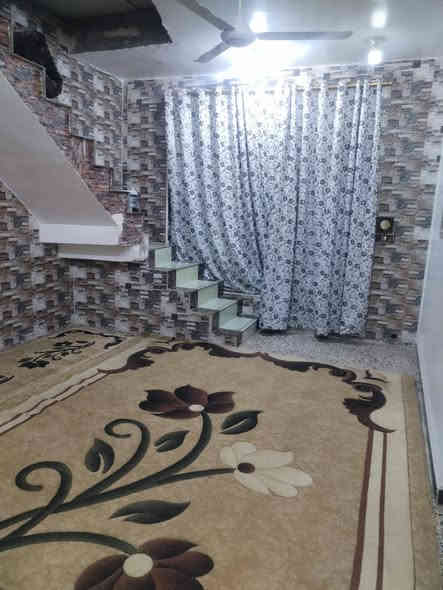 السلام عليكم دار سكن للبيع مساحتة 300م في الكوت منطقة حي الحكيم نزلة عميد جادر بالقرب من سكلة ابو حسن شارعة ١٠م البناء طابوق درجة اولى والسقف صب مسلح والارضية والجدران سيراميك ويتكون البيت من غرفتين نوم وصالة واستقبال ومطبخ وصحيات داخلية وخارجية ومرقم من قبل البلدية ومتوفرة كافة الخدمات السعر 65 وبي مجال الاستفسار الاتصال على هذا الرقم ***********
