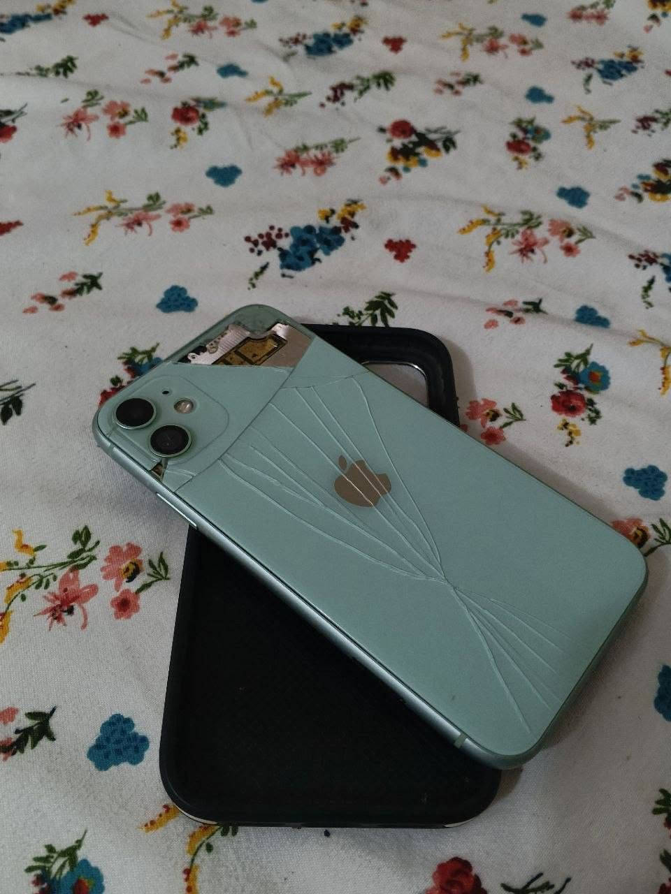 للبيع: iPhone 11 (لون فيروزي مميز) 🩵

الذاكرة: 128 
الإصدار: شرق أوسط (AA/A) مو باله ولا أوربي 
الشاشة: مستبدلة نوع (GX) 
البطارية: مستبدلة نوع (ليون) ونسبتها الحالية 99% 
الملحقات: كفر ماك سيف (MagSafe) + كيبل شحن أصلي.

الكاميرات أمامية وخلفية الاتصال الصوت الواي فاي الفرمتة والتحديث كله مكفول وشغال 100%

نقص وحيد شريط الدكم مقطوع اثر وكعه مثل ما واضح بالصوره (تقدر تأخذه على وضعه الحالي وما يأثر بشيء لان مسوي اختصارات تغنيك عن الدكم أو إذا تحب أنا أستبدله إلك بـ 15 ألف فقط)
السعر: 150 ألف 
الموقع: ذي قار - قضاء النصر.
للتواصل: مراسلة خاص أو الاتصال على الرقم ***********
