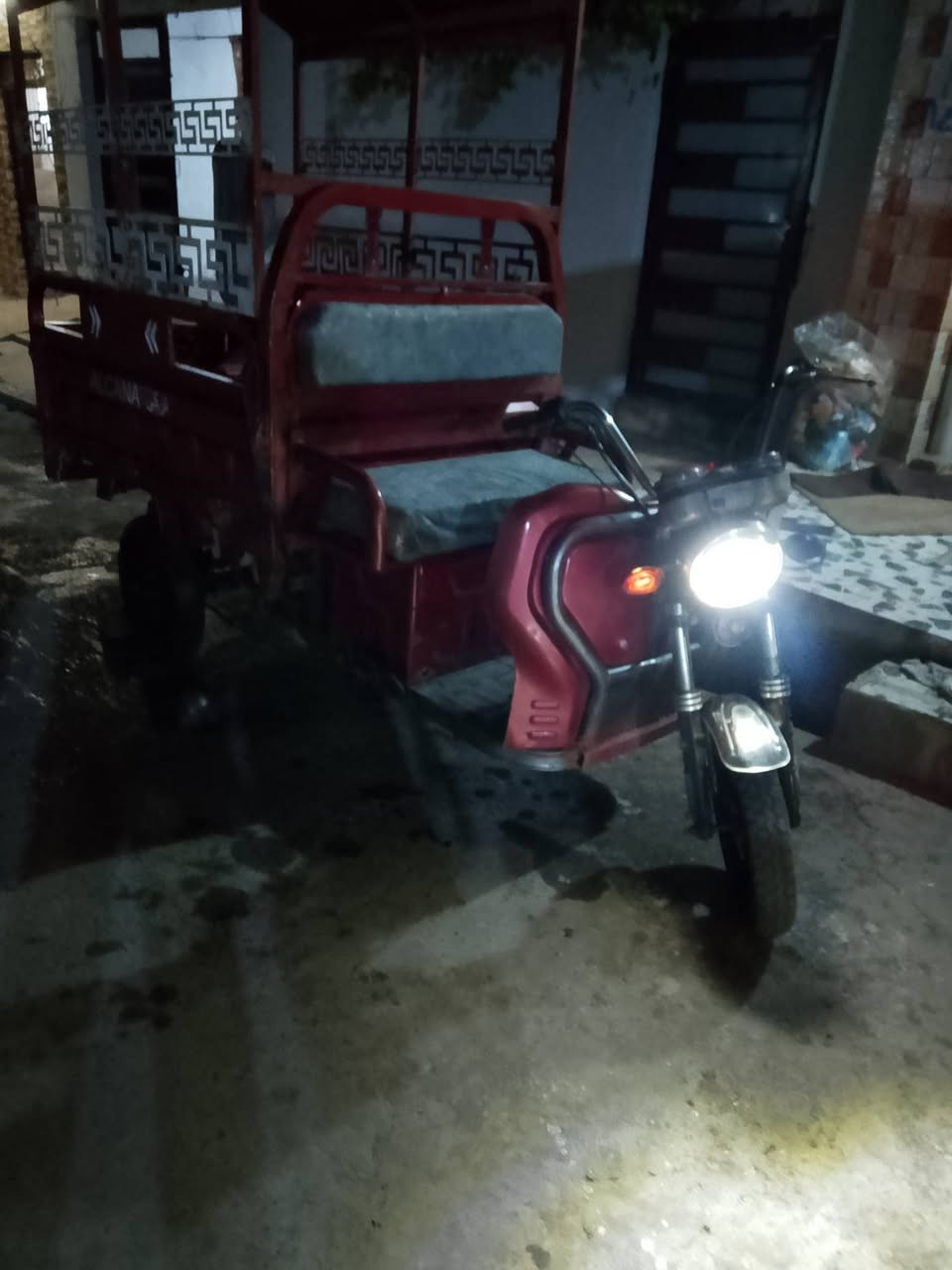 ستوته شحن محوره بانزين مثل ما موضحه بل صوره سلف شغال ويرمنيه شغاله الستفسار عل رقم ***********جانب الايمن وادي حجر
