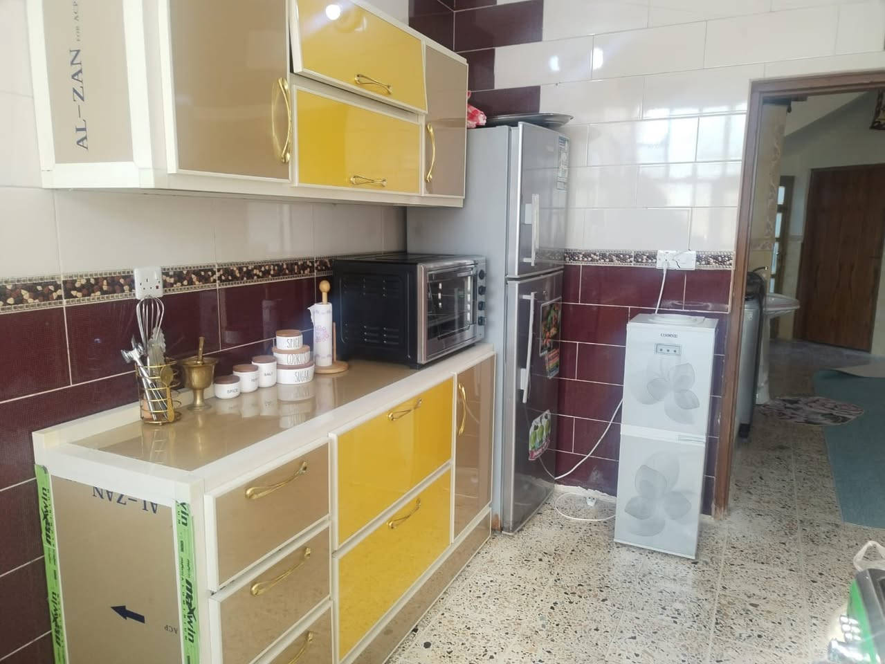 مشتمل للبيع مساحته ١٢٥ متر
طابق واحد فقط غرفه وصاله واستقبال  وحمام ومطبخ كراج بيتونه جبيريه الثانيه قرب جامع أحمد ابن حمبل السعر٦٥للاستفسار الأكثر لاتصالات ع رقم***********
