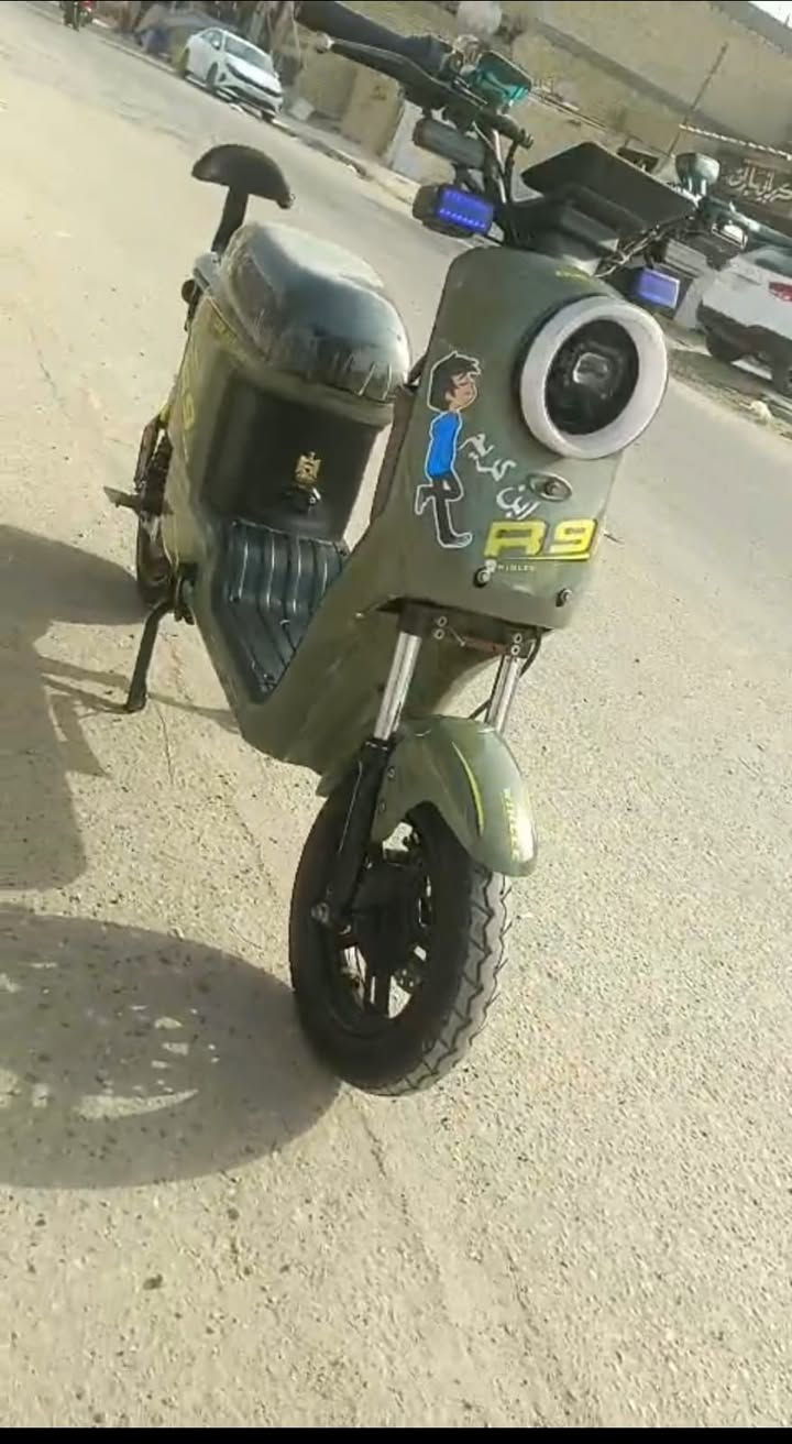 🚲🔥 للبيع دراجة شحن R9 (مستخدمة استخدام قليل) 🔥🚲
دراجة شحن نوع R9 بحالة ممتازة جداً  

نظيفة وجاهزة للشغل 💪

🔋 تحتوي على 5 بطاريات  

🔑 تشغيل سويج + بصمة  

🔌 شاحنة أصلية ممتازة  

🔄 بك (ترجع للأمام وللخلف)  

⚙️ 4 سرعات  

🚀 السرعة القصوى 99

🔋 كل شحنة (3 ساعات) تمشيك حوالي 20 كم فعلي ✔️  

📝 ملاحظة: بيها شخط خفيف 

✔️ عملية وقوية ومناسبة للشغل والتوصيل  

✔️ ما تحتاج أي صرف – جاهزة مباشرة  

💰 السعر: ( 480 وبيها مجال بسيط حك الجيه )

📍 الموقع: (بغداد حي النصر )  

📞 للتواصل خاص أو اتصال

مراسلةواتساب 
***********
